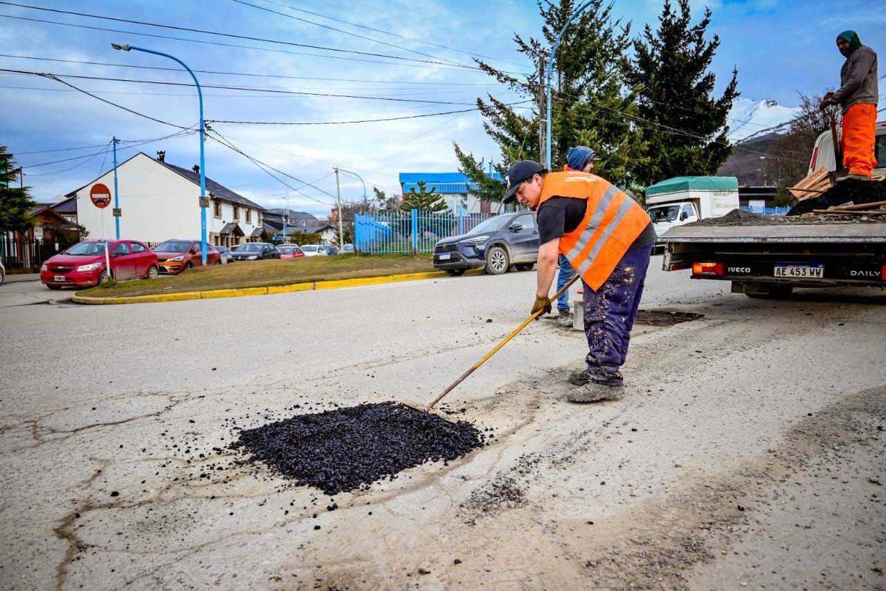 Personal municipal avanza en trabajos de bacheo y limpieza