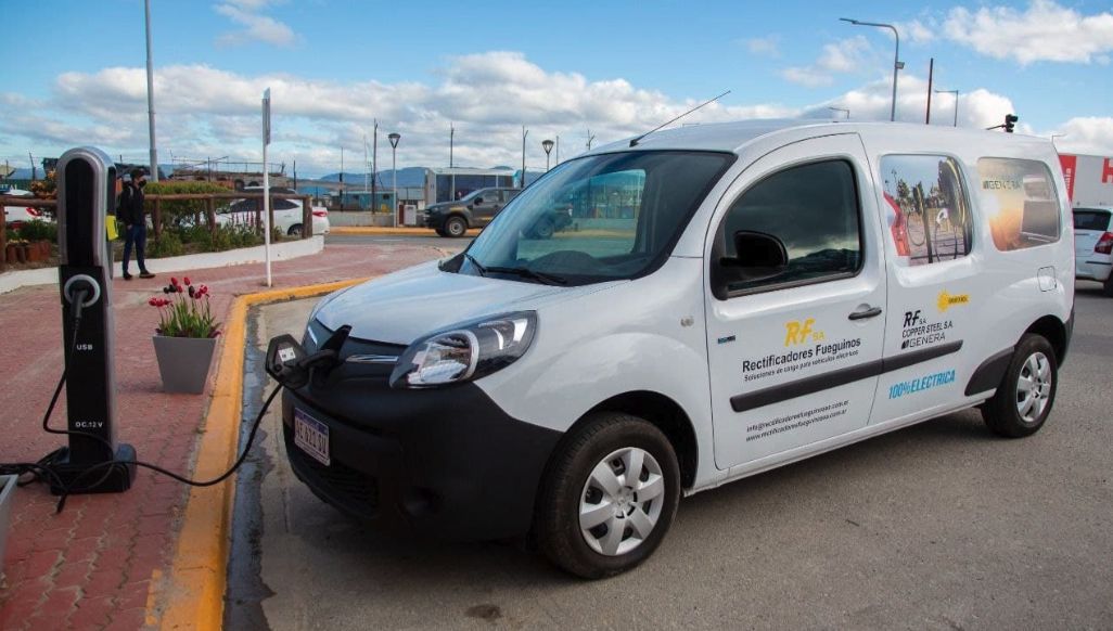 Autos eléctricos e híbridos empiezan a pagar 