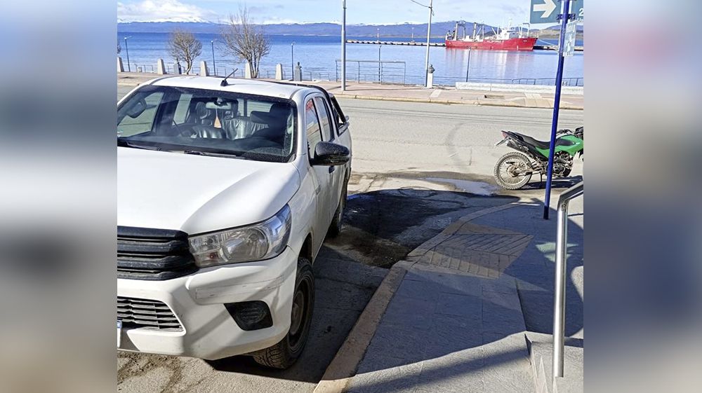 Porqué estacionan así, sí saben cómo nos ponemos…