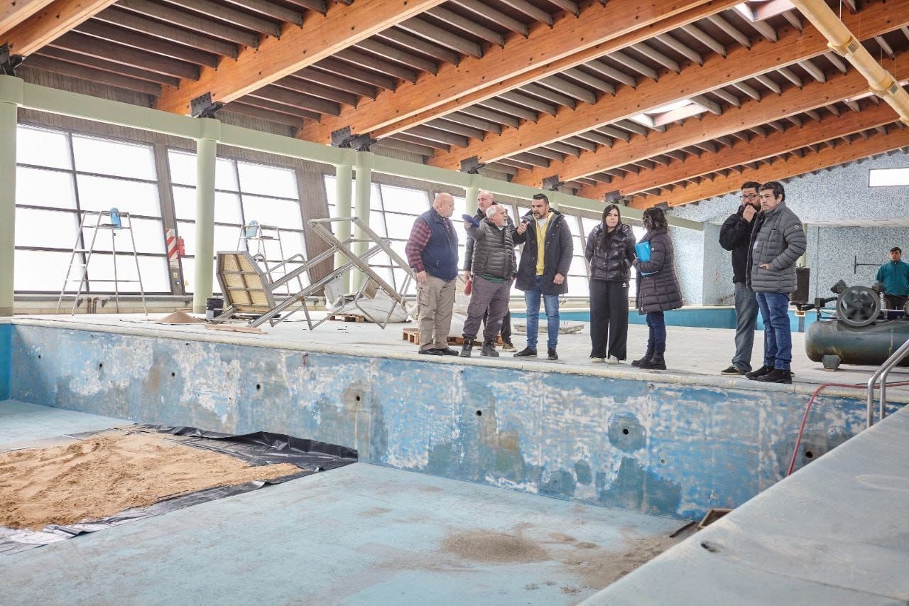 Vuoto recorrió los avances en obras del natatorio de Andorra 