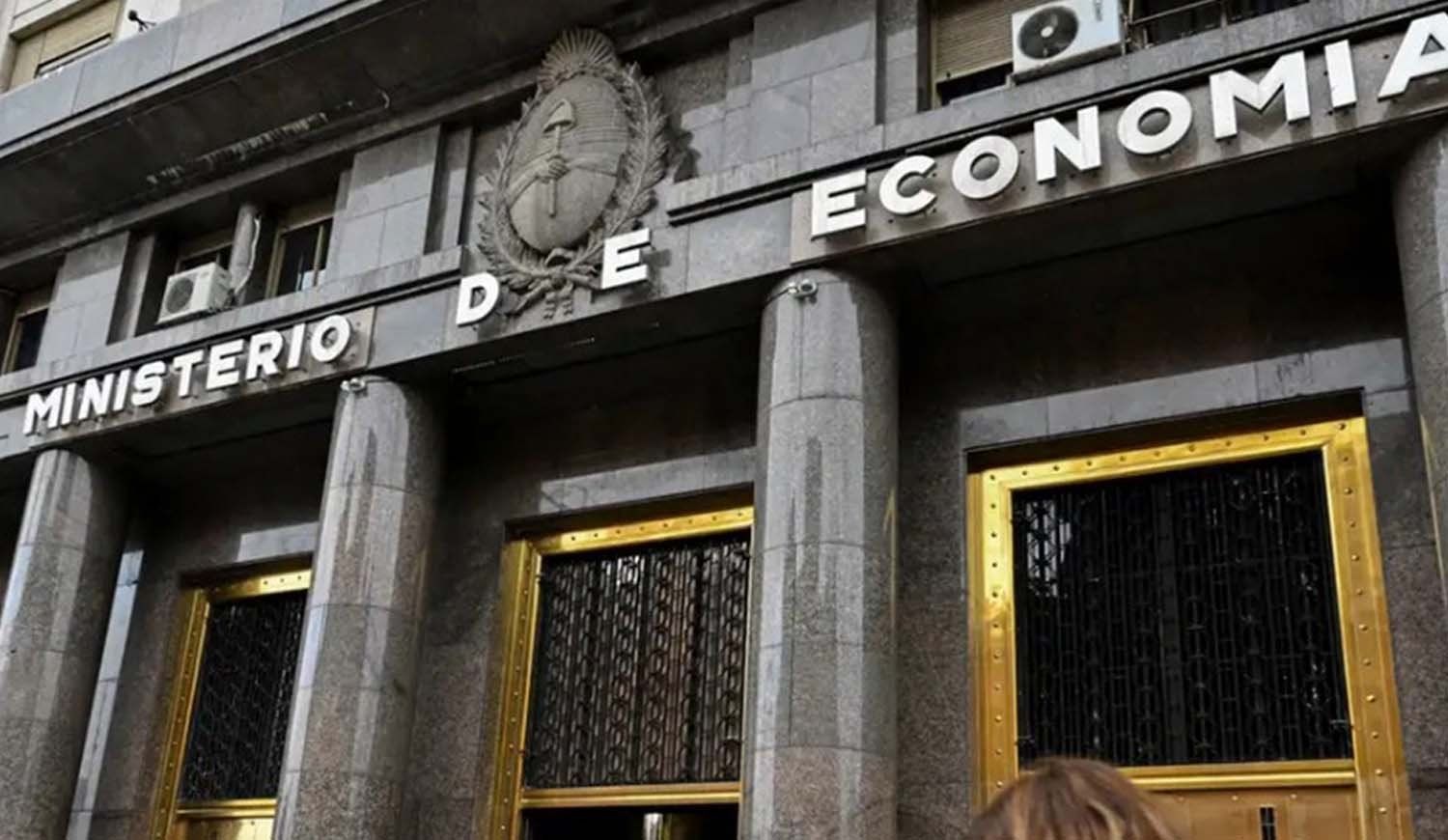 El gasto total del Estado cayó 30%