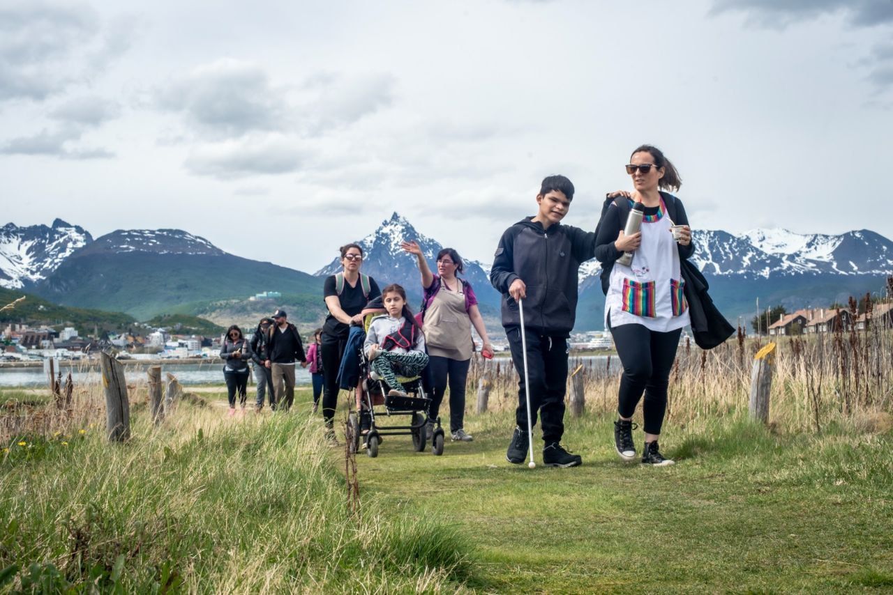 Alumnos de la Kayú Chénèn realizaron una caminata recreativa