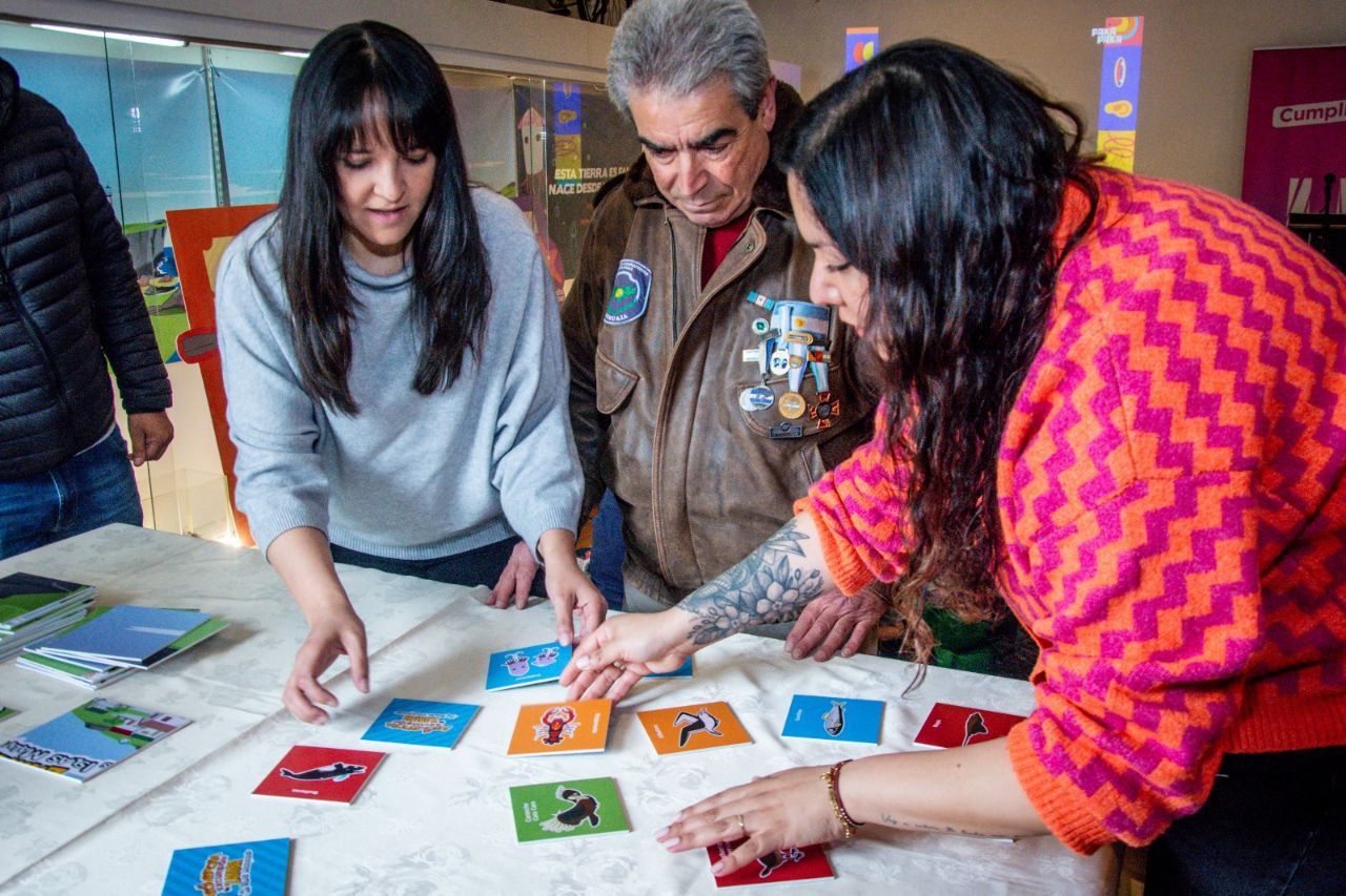 La muestra ‘Zamba conoce Malvinas’ se presenta en el Museo de la Ciudad