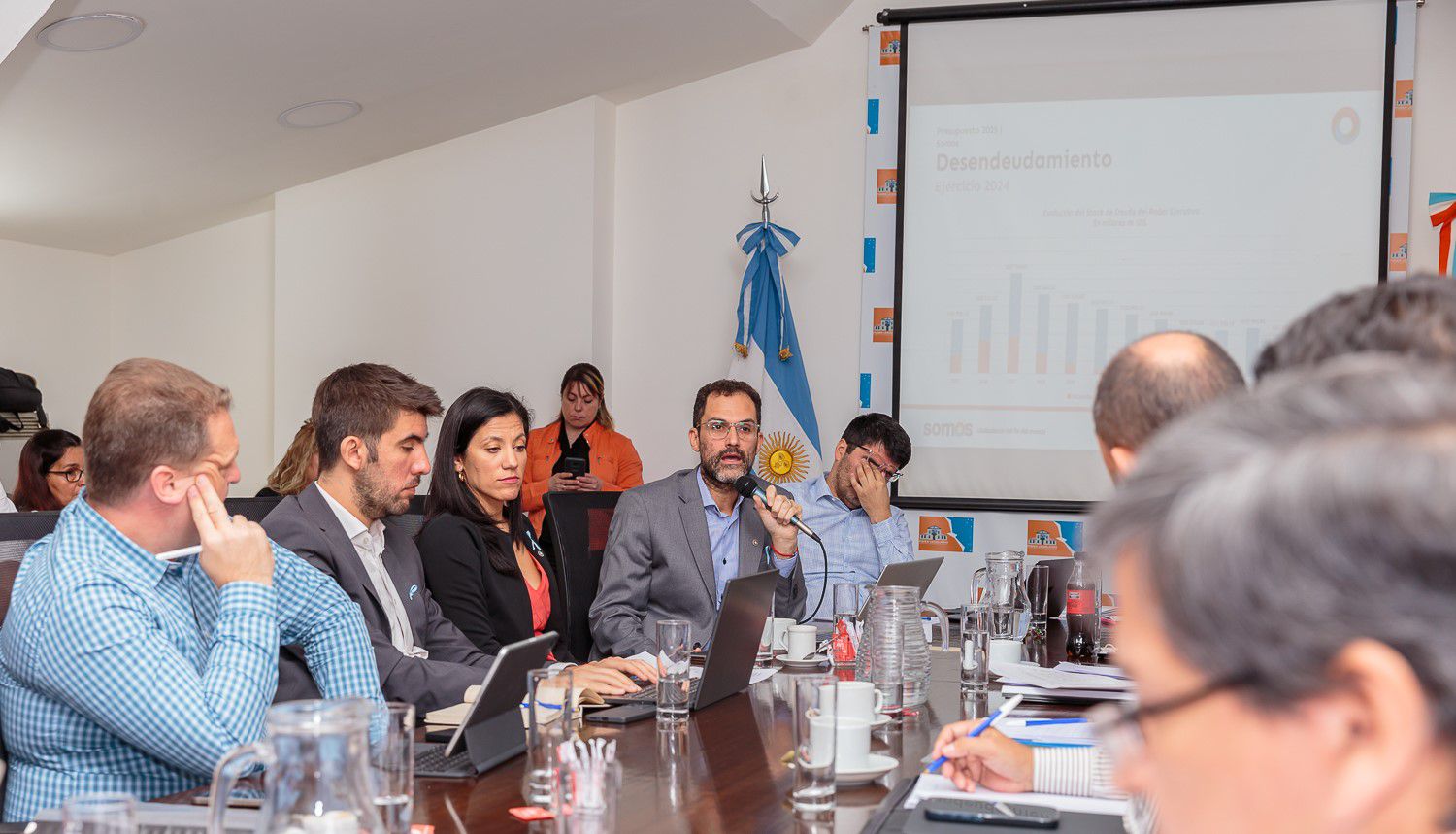 “Este tipo de momentos y de situaciones macroeconómicas, a veces amerita rever algunas decisiones”