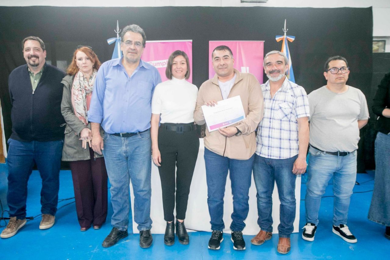 Más de 75 vecinos recibieron certificados de capacitación en oficios