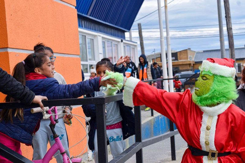 Papá Noel y el Grinch recorrieron barrios de la provincia