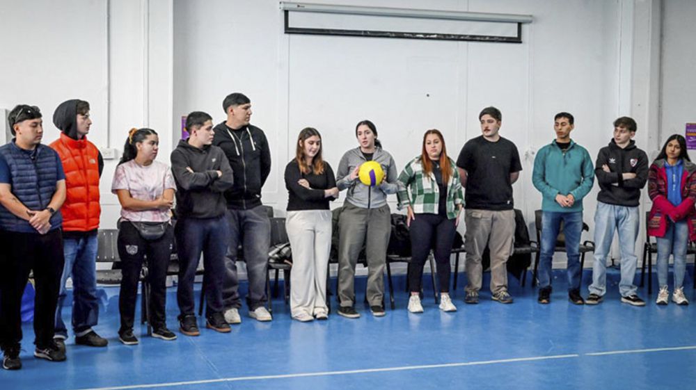 Jóvenes se capacitan para colaborar en las colonias de verano 