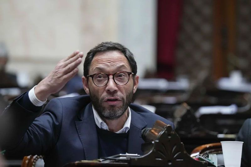 Impulsan la derogación del decreto que prorrogó el impuesto a los pasajes al exterior