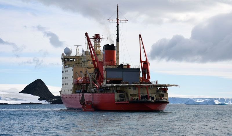 El Irízar reabasteció a la Base Esperanza 