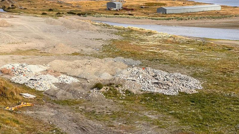 Vuelven a tirar escombros y basura en la costa de Ushuaia