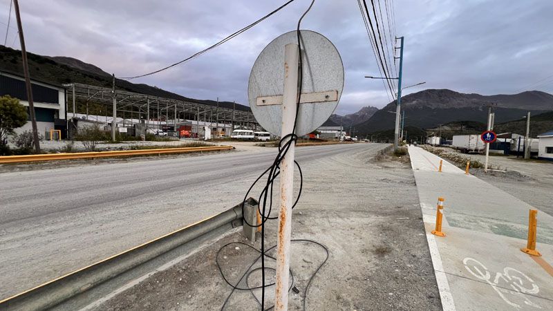 Los cables juegan al ahorcado en Ushuaia (y nadie los para)