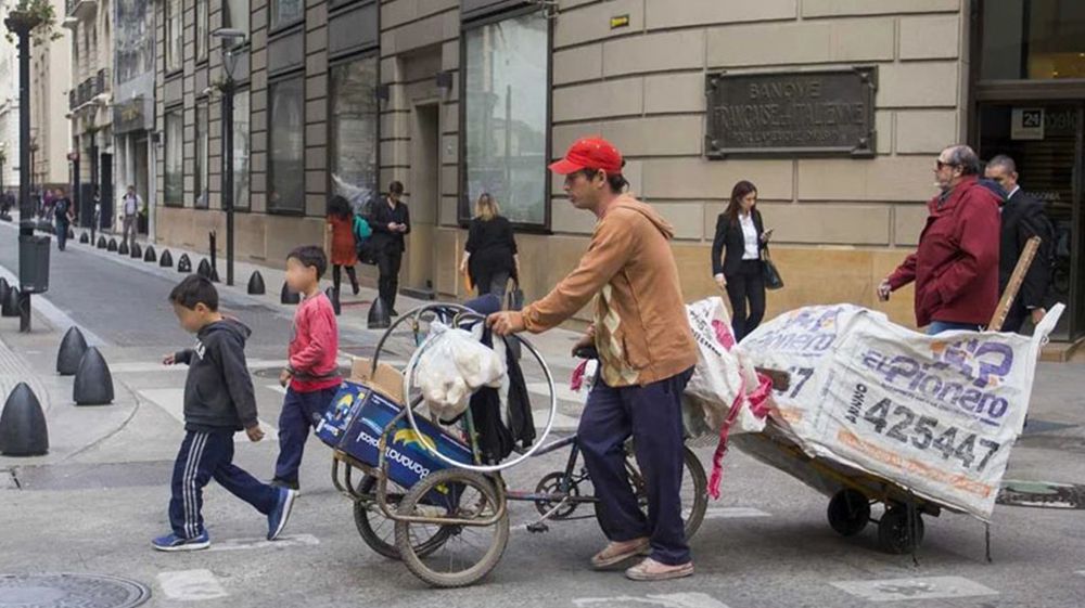 El INDEC ubica la pobreza en 40,1%, pero Milei dice que cayó al 36%