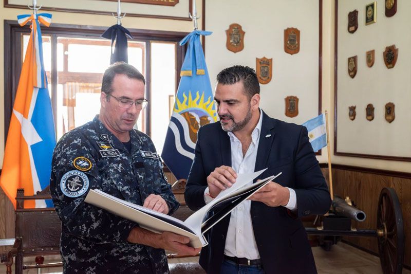 Vuoto se reunió con el Comandante del Área Naval Austral