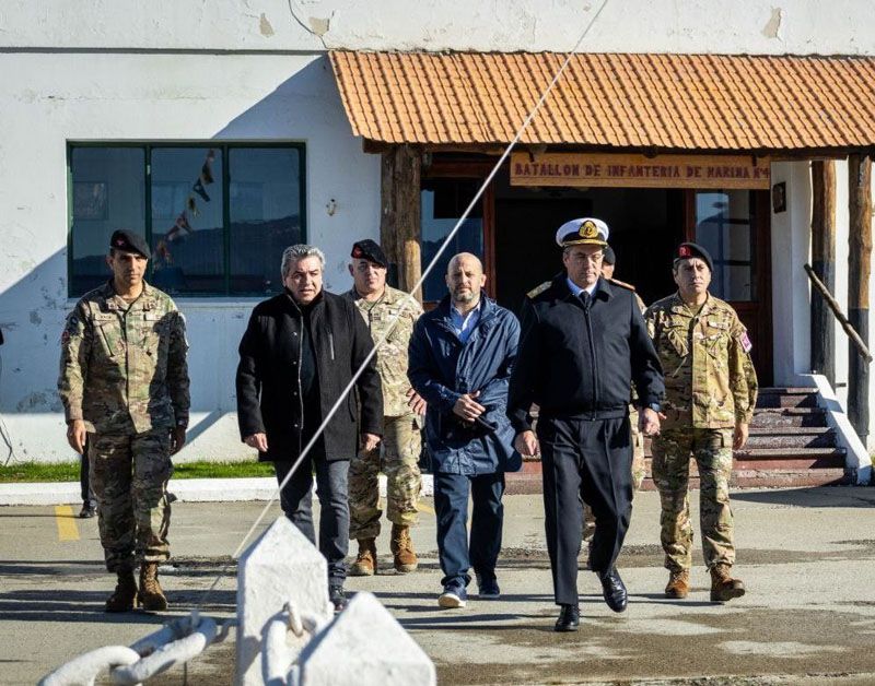 Becerra acompañó el egreso de Marineros de Tropa Voluntaria 