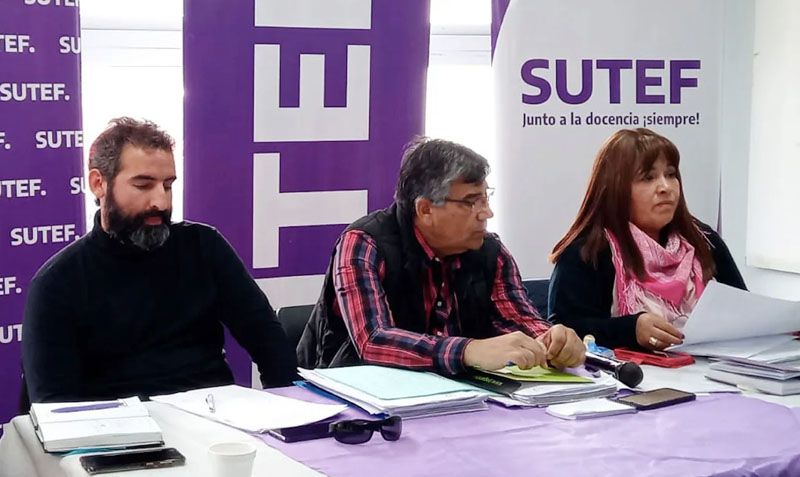 Plebiscito resuelve desplazar a la planta política contratada por el SUTEF