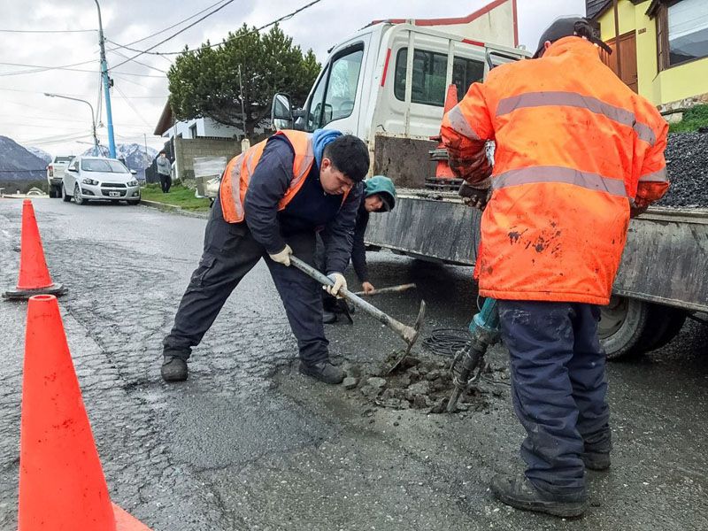 Personal municipal realizó tareas de bacheo en el barrio Andino