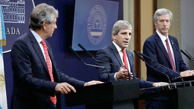 Lanzan plan para que los argentinos saquen los dólares del colchón