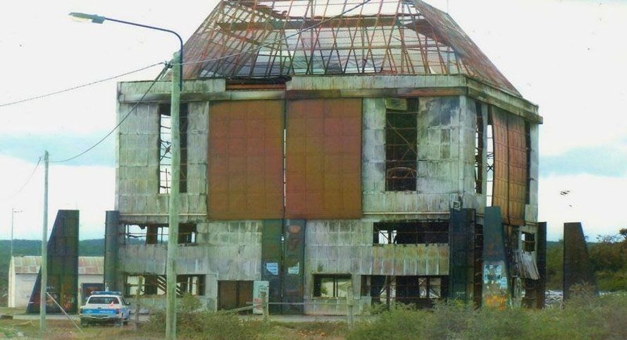 Anuncian la demolición del edificio del Eolo de Tolhuin