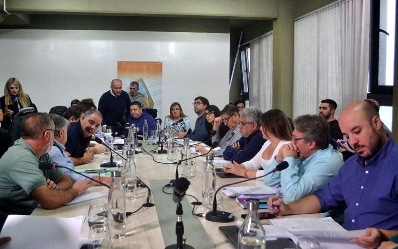 Taxistas presentaron un proyecto para regular Uber 