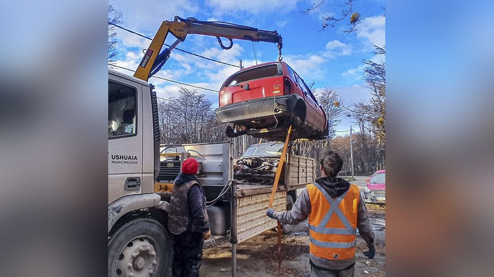 La Municipalidad retira vehículos abandonados en la vía pública