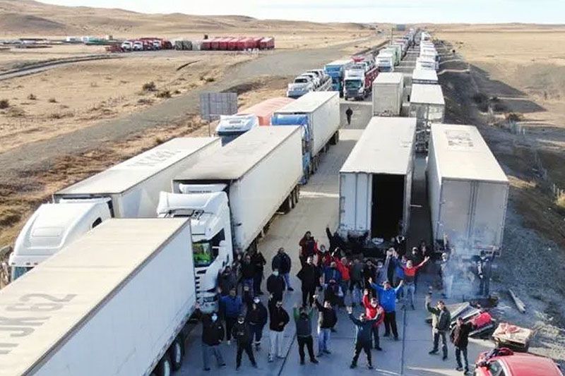 Camioneros chilenos amenazan con cortar paso a TDF