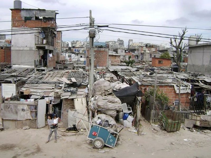 La pobreza baja más rápido que la indigencia y la clase media sigue golpeada