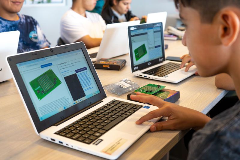 Se lanza la colonia tecnológica de invierno ’ArchiLab’ 