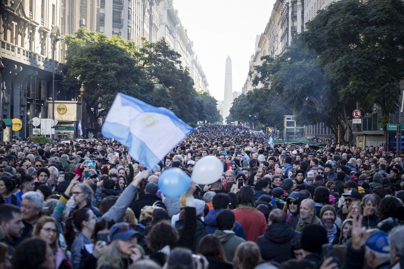 Multitudinaria marcha y acto en Plaza de Mayo por Cristina Kirchner