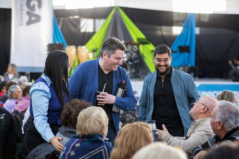 El intendente Perez compartió una mateada con adultos mayores