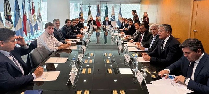 Gobernadores avanzan con un proyecto para coparticipar el impuesto a combustibles y los ATN
