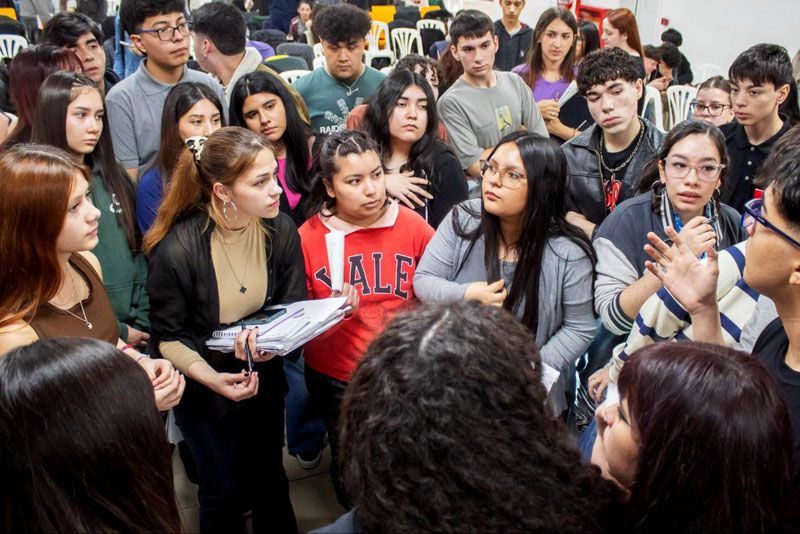 Encuentros entre estudiantes y Embajadas