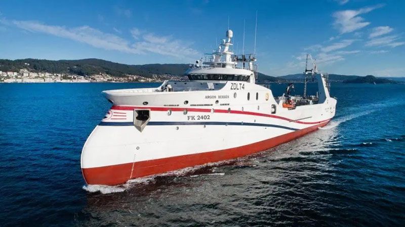 Tras su manto de neblinas…