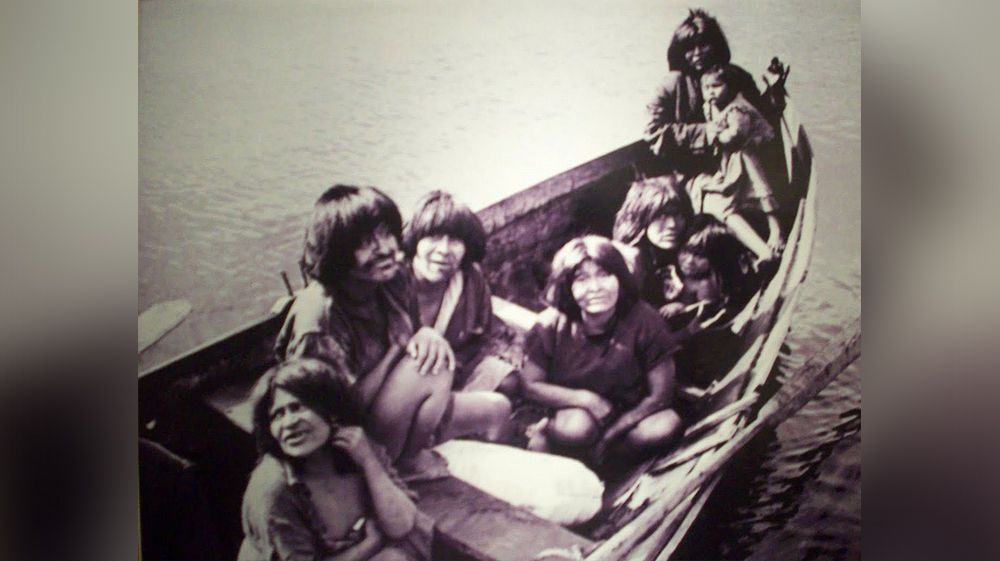 Llega a Ushuaia una familia canoera desde la isla Navarino