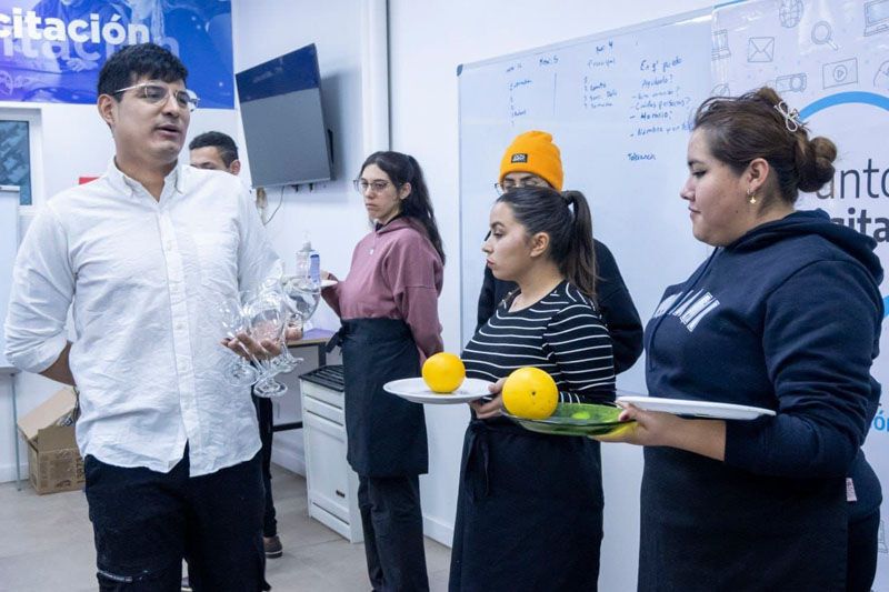 Más de 100 vecinos realizaron el curso de Mozo de Salón