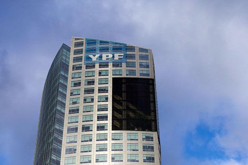 Suspenden por una semana la entrega de acciones de YPF