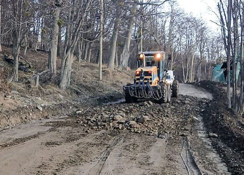 La Municipalidad realiza trabajos de bacheo en calles de ripio