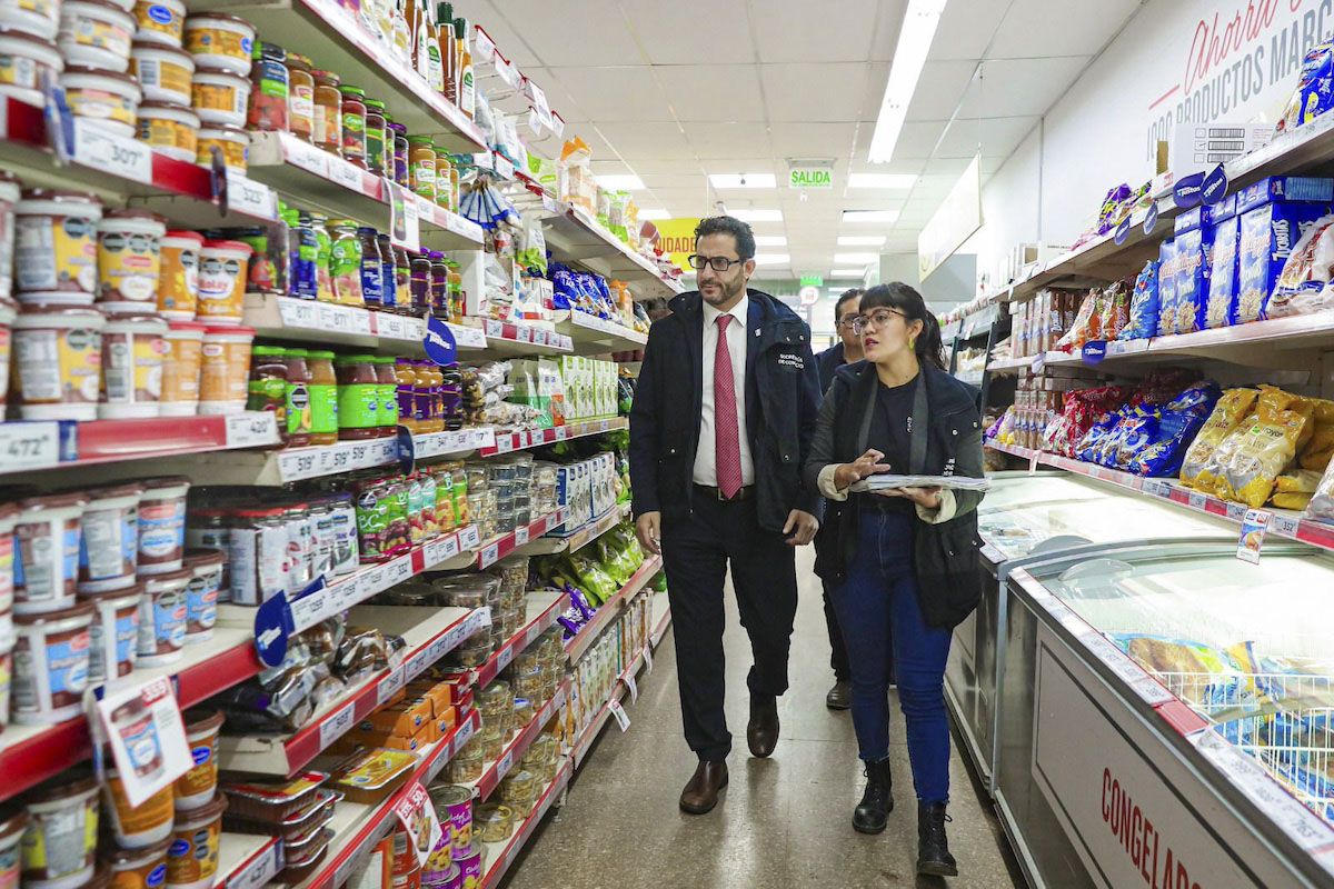 El consumo se contrajo en mayoristas y registró leve suba en supermercados