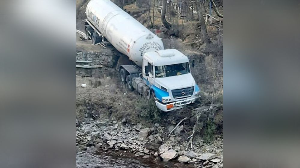 Corte por remoción de camión en el puente Río Olivia
