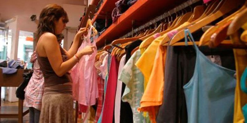 En julio registró un leve crecimiento el consumo de bienes y servicios