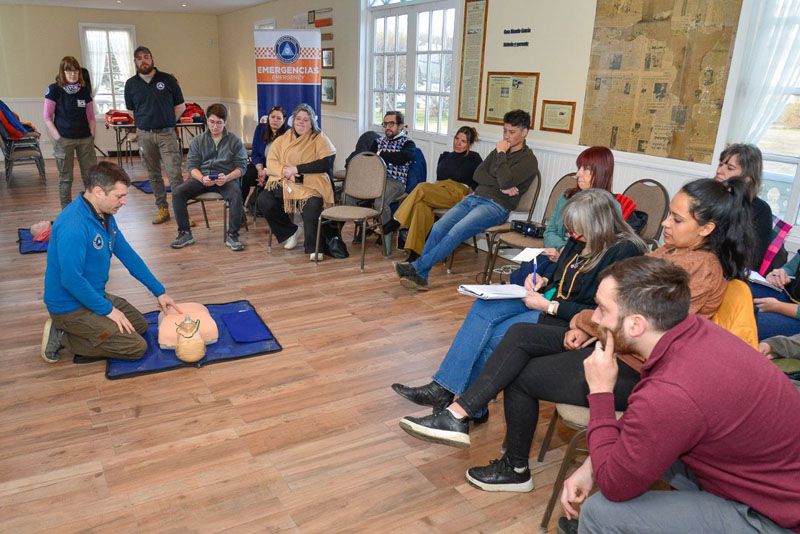 Para actuar ante emergencias La Secretaría de Turismo adquirió un DEA y capacitó a su personal 