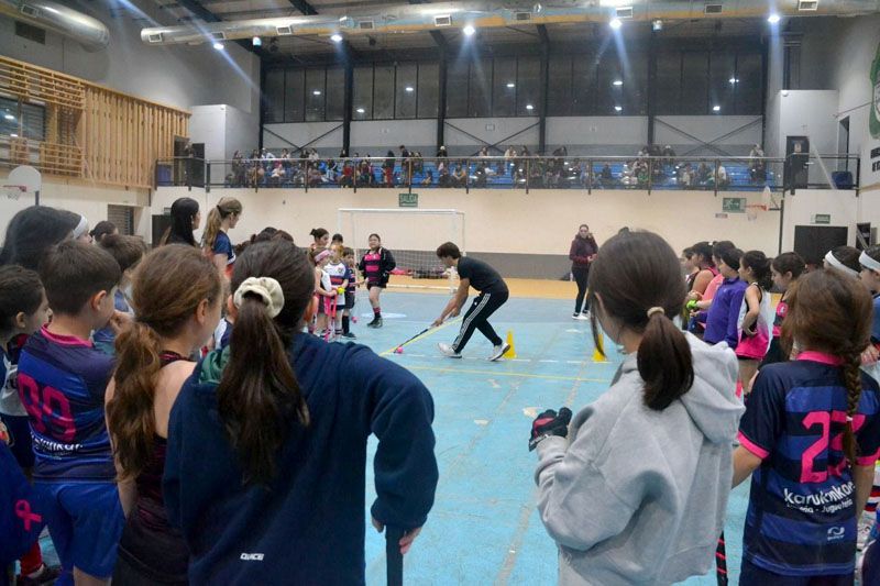 180 chicos participaron en la Clínica de Hockey a cargo de Juan Eleicegui