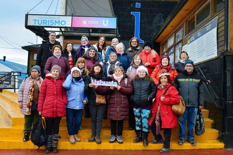 Adultos mayores compartieron un paseo en catamarán por el Canal Beagle