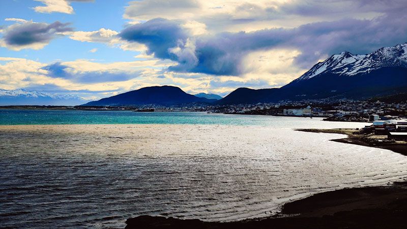 “Una postal dual”