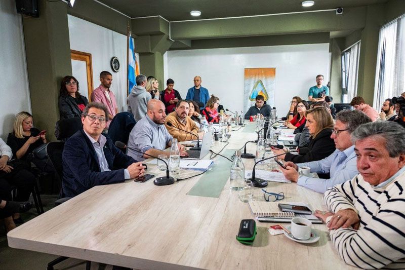 Se debate en un escenario económico complejo