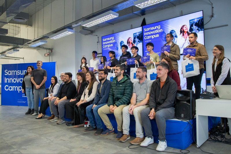 Once jóvenes se graduaron en Inteligencia Artificial