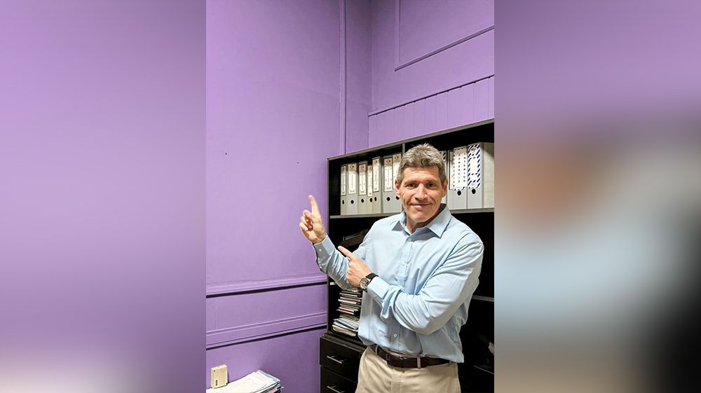 Diputado libertario dejó pintado de violeta un despacho