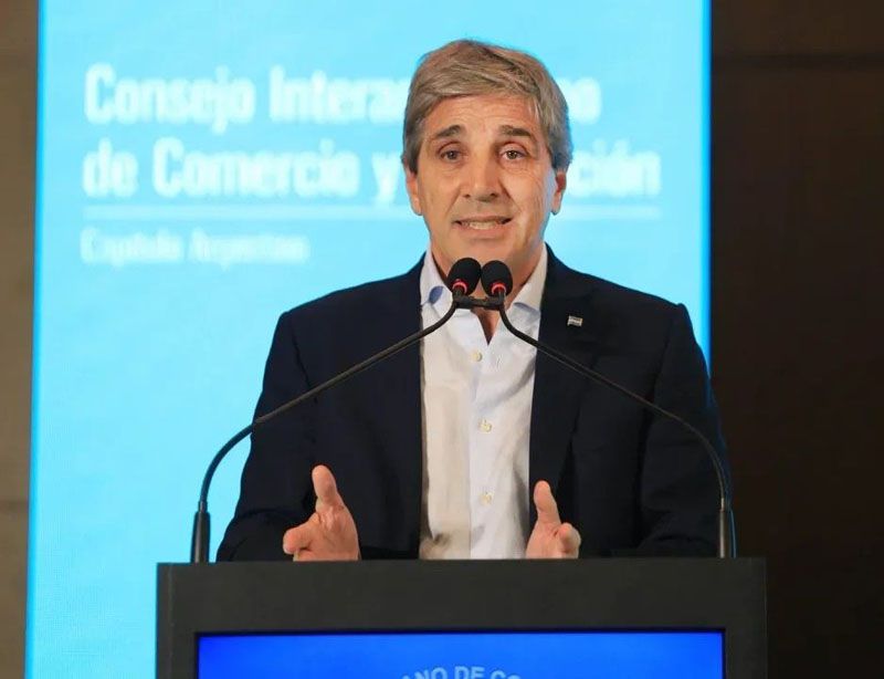 Caputo embistió contra gobernadores e intendentes