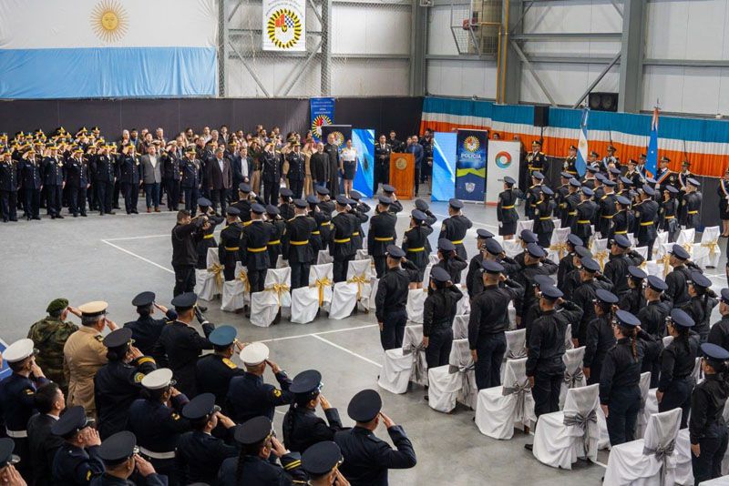 Melella encabezó el egreso de nuevos oficiales y agentes 