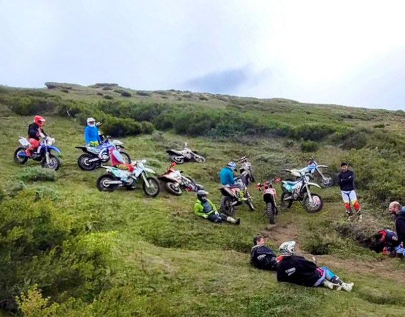 Detectan motos de motocross en un sendero de trekking