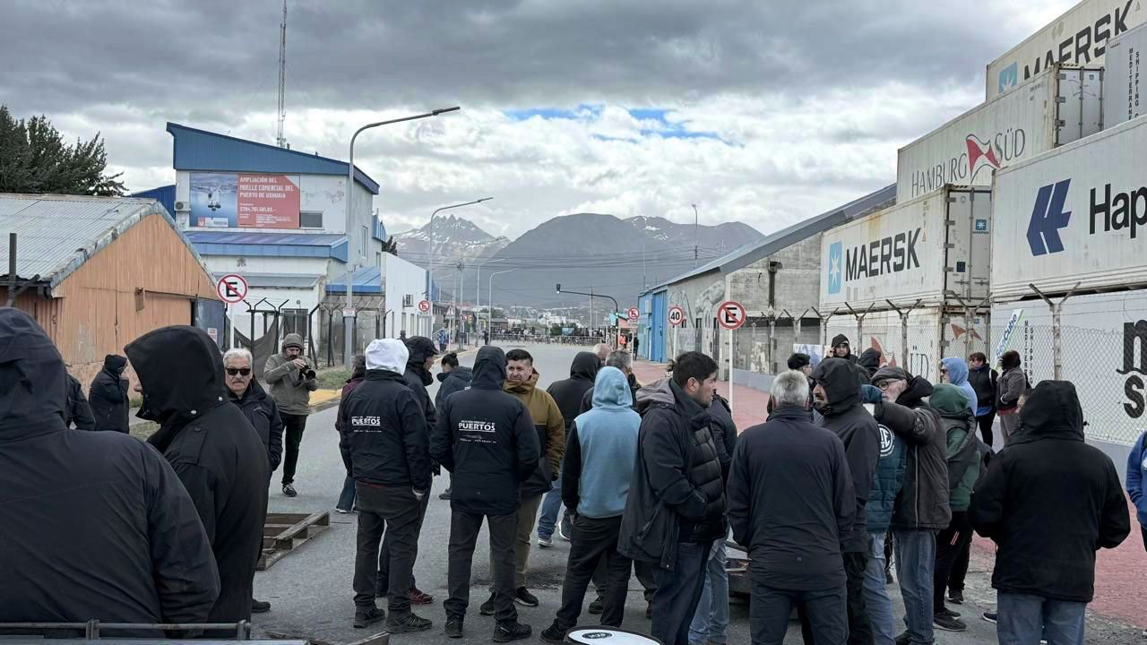 Trabajadores protestan contra intervención nacional